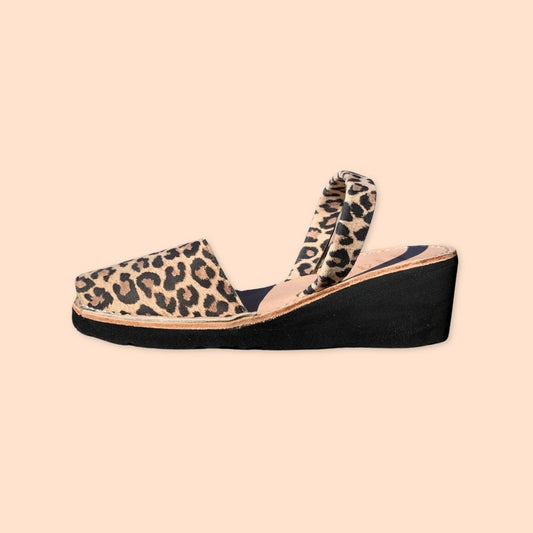 abarcas-menorquinas-mujer-leopardo-cuña-alta-piel-ante