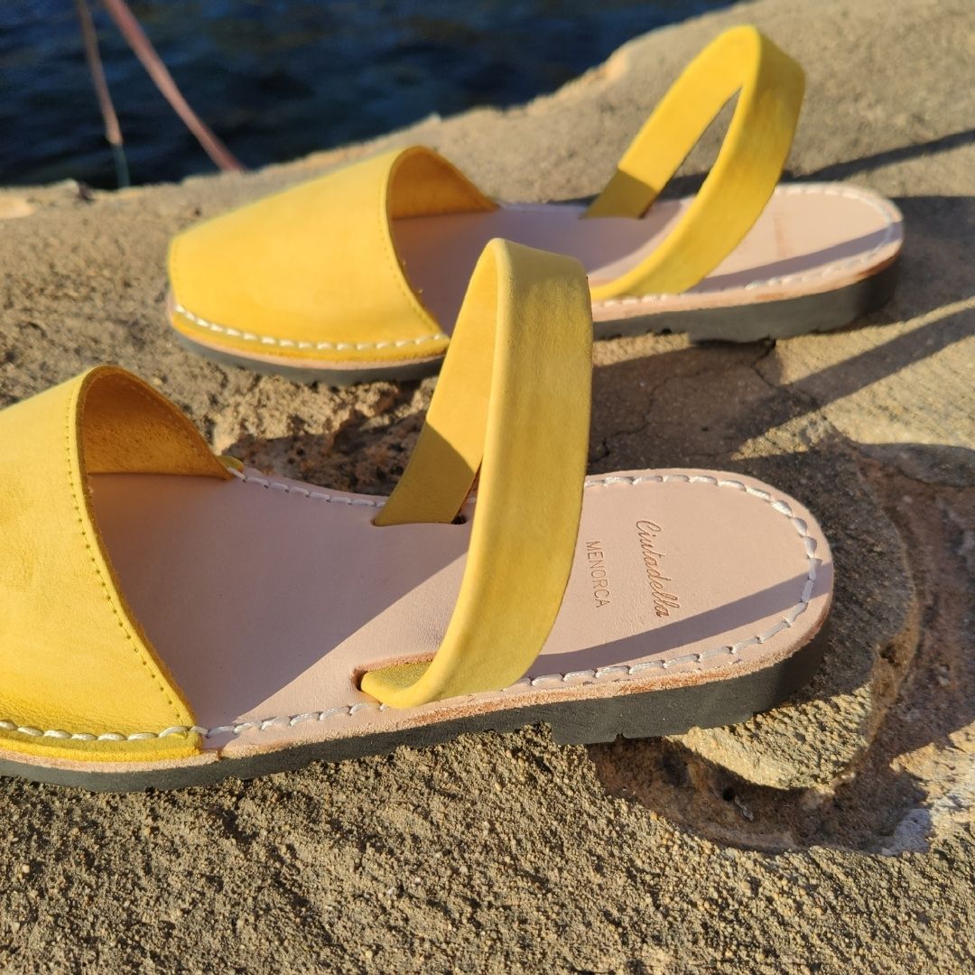 abarcas menorquinas mujer hombre niña piel nobuk color amarillo originales