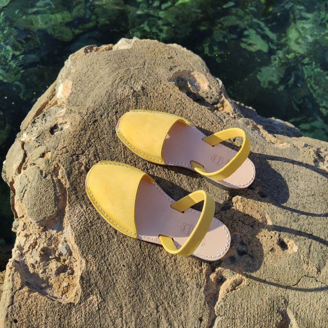 abarcas menorquinas mujer hombre niña piel nobuk color amarillo originales