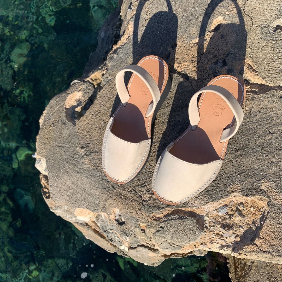 Menorquina Abarca - Mulher - Couro Nobuck - Cunha Alta - Cor Natural