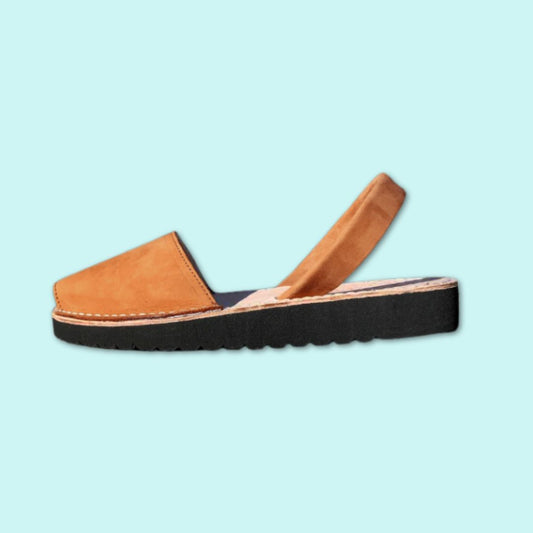 Abarca Menorquina - Mujer - Piel Nobuk - Cuña Media - Color Cuero