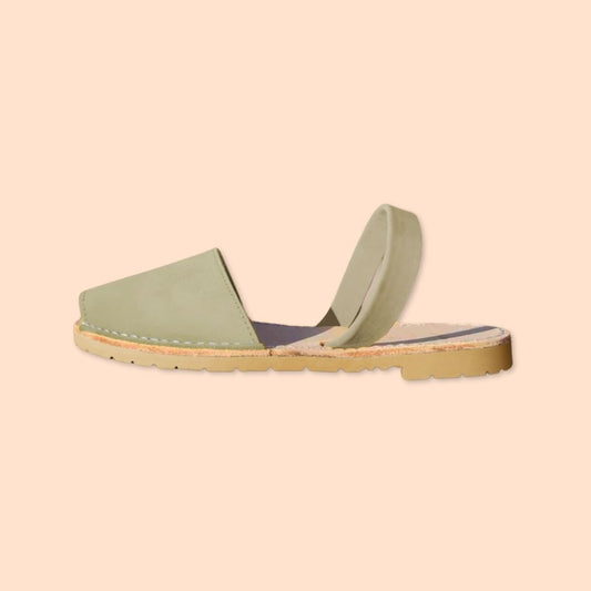 Diseño Anna - Abarca Menorquina - Mujer / Hombre / Niño - Piel Nobuk - Suela Clásica Beige - Color Khaki