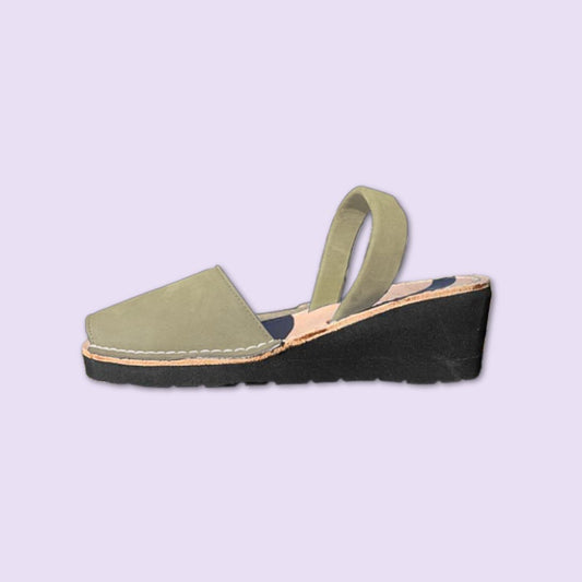 Diseño Carmen - Abarca Menorquina - Mujer - Piel Nobuk - Cuña alta - Color Khaki
