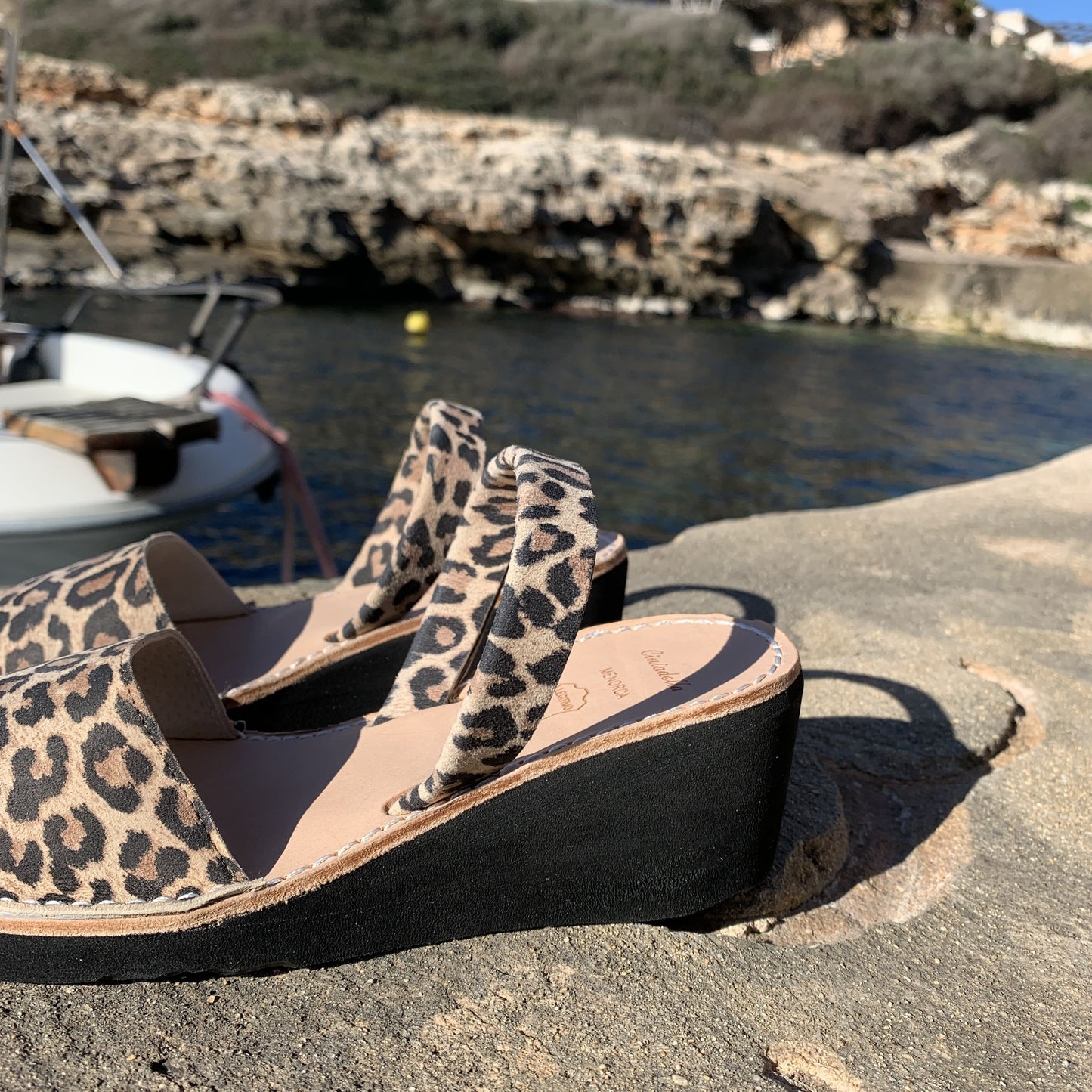 abarcas-menorquinas-mujer-leopardo-cuña-alta-piel-ante