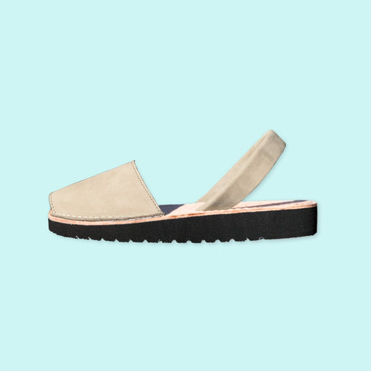 Abarca Menorquina - Mujer - Piel Nobuk - Cuña Media - Color Natural