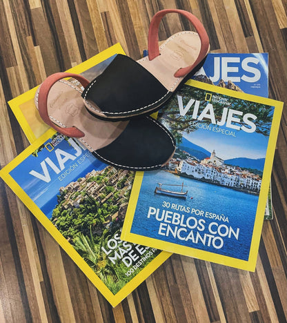 Diseño Elena - Avarcas Menorquinas Personalizadas - Mujer - Piel Nobuk - Cuña Media Negra - Punta Negro - Tira Coral