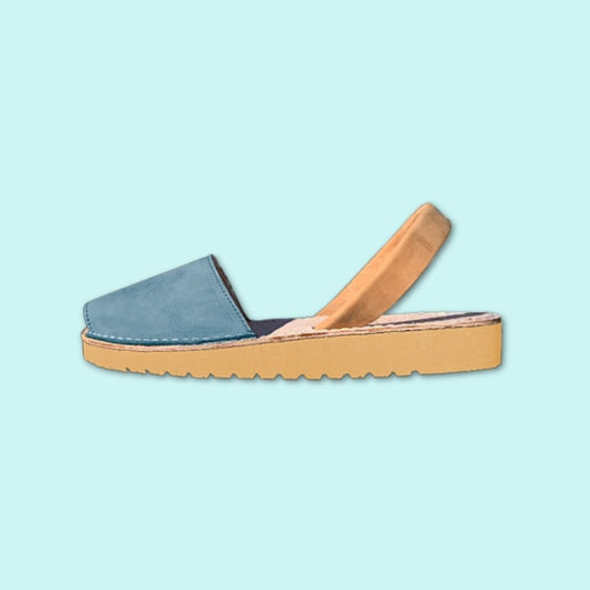 Diseño Leire - Avarcas Menorquinas Personalizadas - Mujer - Piel Nobuk - Cuña Media Beige - Punta Azul Petróleo - Tira Arena