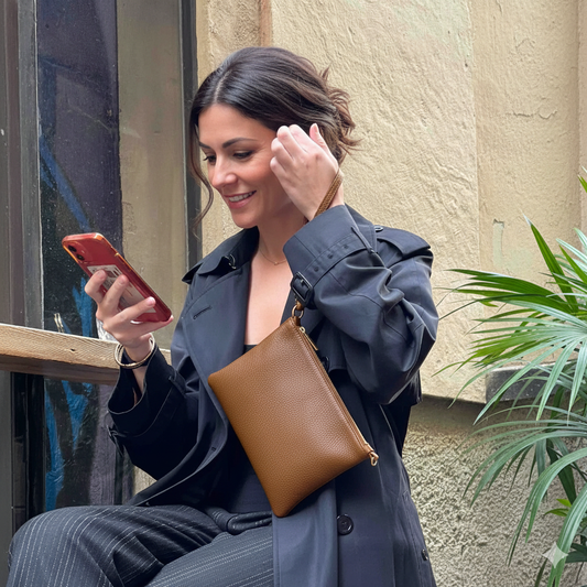 Granulado Cognac | Bolso de piel para mujer | Bandolera con Tira ajustable