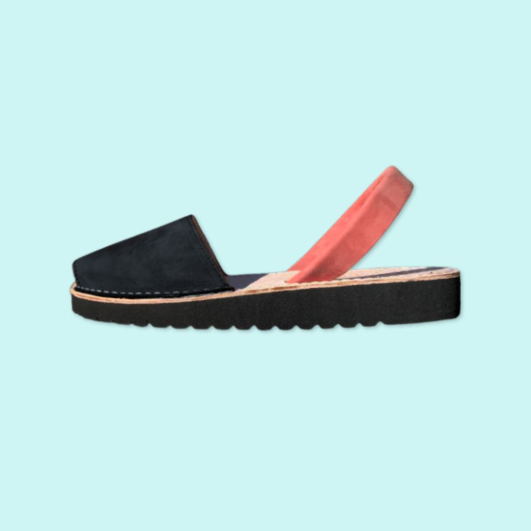 Diseño Elena - Avarcas Menorquinas Personalizadas - Mujer - Piel Nobuk - Cuña Media Negra - Punta Negro - Tira Coral