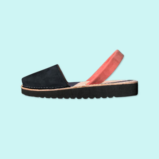 Diseño Elena - Avarcas Menorquinas Personalizadas - Mujer - Piel Nobuk - Cuña Media Negra - Punta Negro - Tira Coral