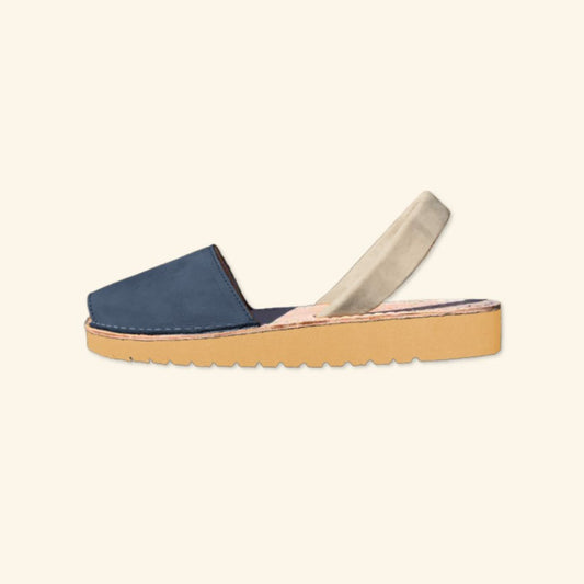 Diseño Elvira - Avarcas Menorquinas Personalizadas - Mujer - Piel Nobuk - Cuña Media Beige - Punta Azul Marino - Tira Crema