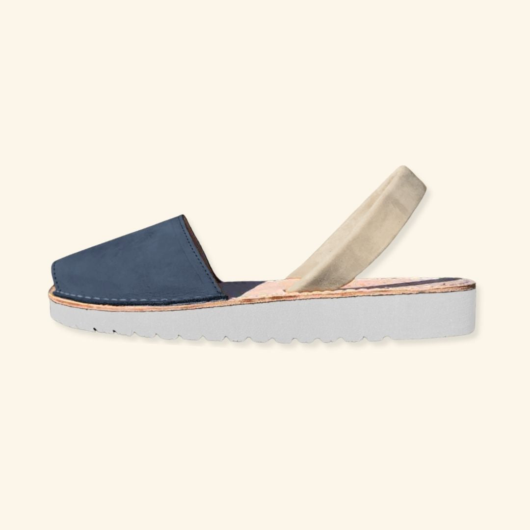 Diseño Monica - Abarca Menorquina - Mujer - Piel Nobuk - Cuña Media Blanco - Color Punta Azul Marino - Tira Crema