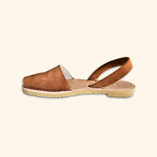 Diseño Anna - Abarca Menorquina - Mujer / Hombre / Niño - Piel Serraje - Suela Clásica Beige - Color Cuero