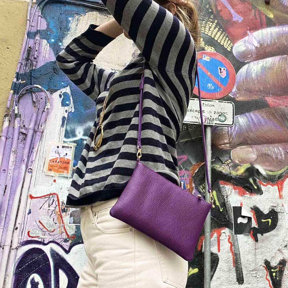 Granulado Violeta | Bolso de piel para mujer | Bandolera con Tira ajustable